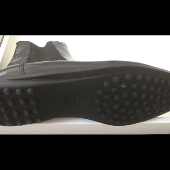 Tod's almost new shiny leather ankle bootie - Picture 4 of 5